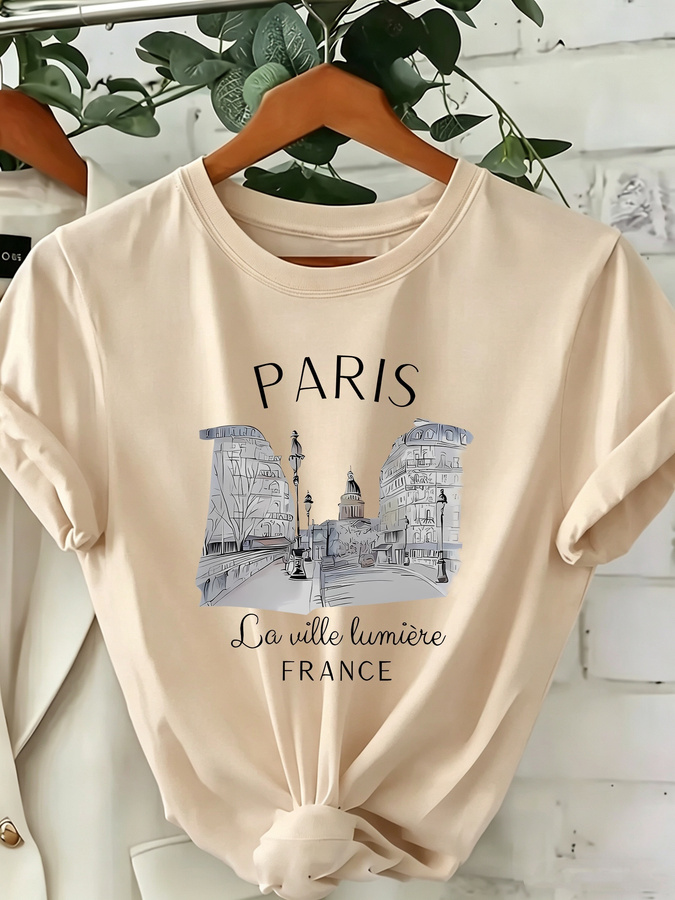 Summer Clothing In Paris - 2026年新作、女性用パリ柄クルーネックTシャツ。エッフェル塔とフランス語の文字がデザインされた、カジュアルでゆったりとしたシルエットの半袖トップス。